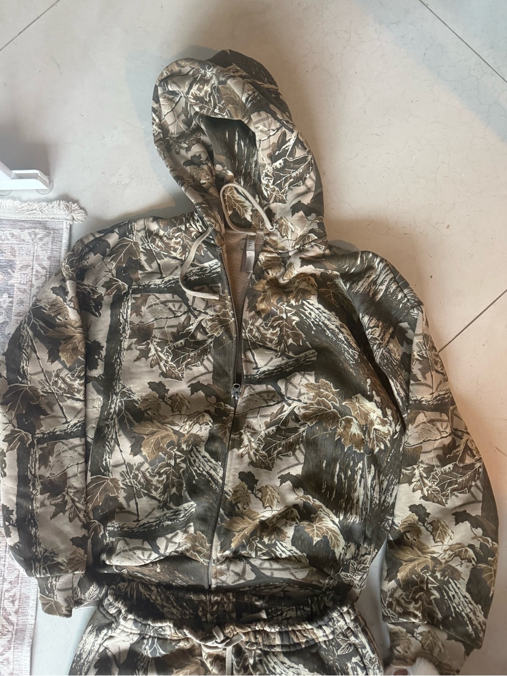 Skims Realtree Camo Hooded Zip-Up Hoodie sweatshirt, Jogger Pant, and T-shirt
